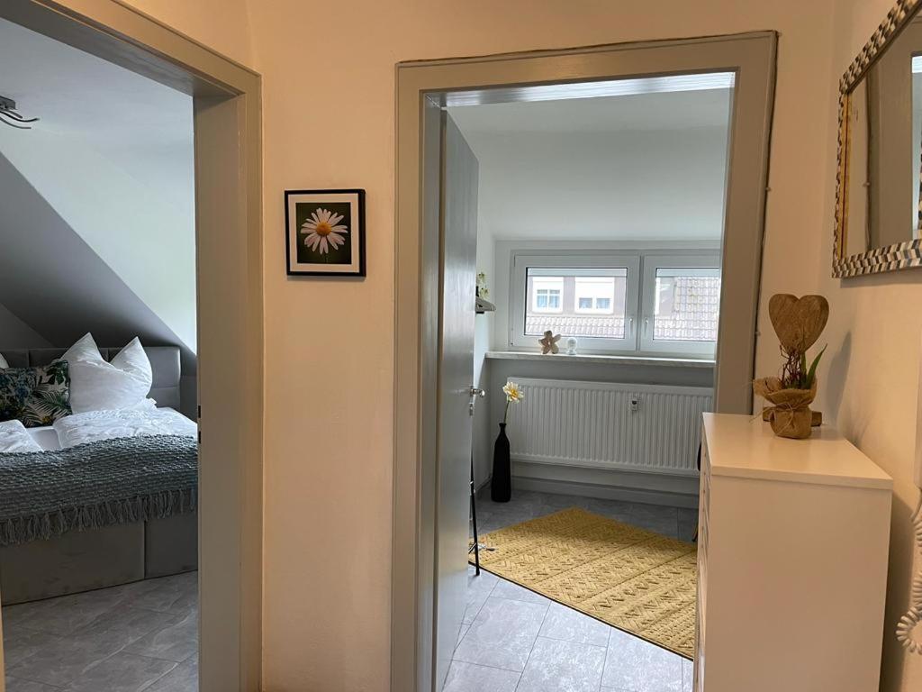 Wen Koenigsberger,Ruhige Dg-Wohnung In Weiden,2 Schlafzimmer,Parkplatz, Zentral! Weiden in der Oberpfalz Exterior photo